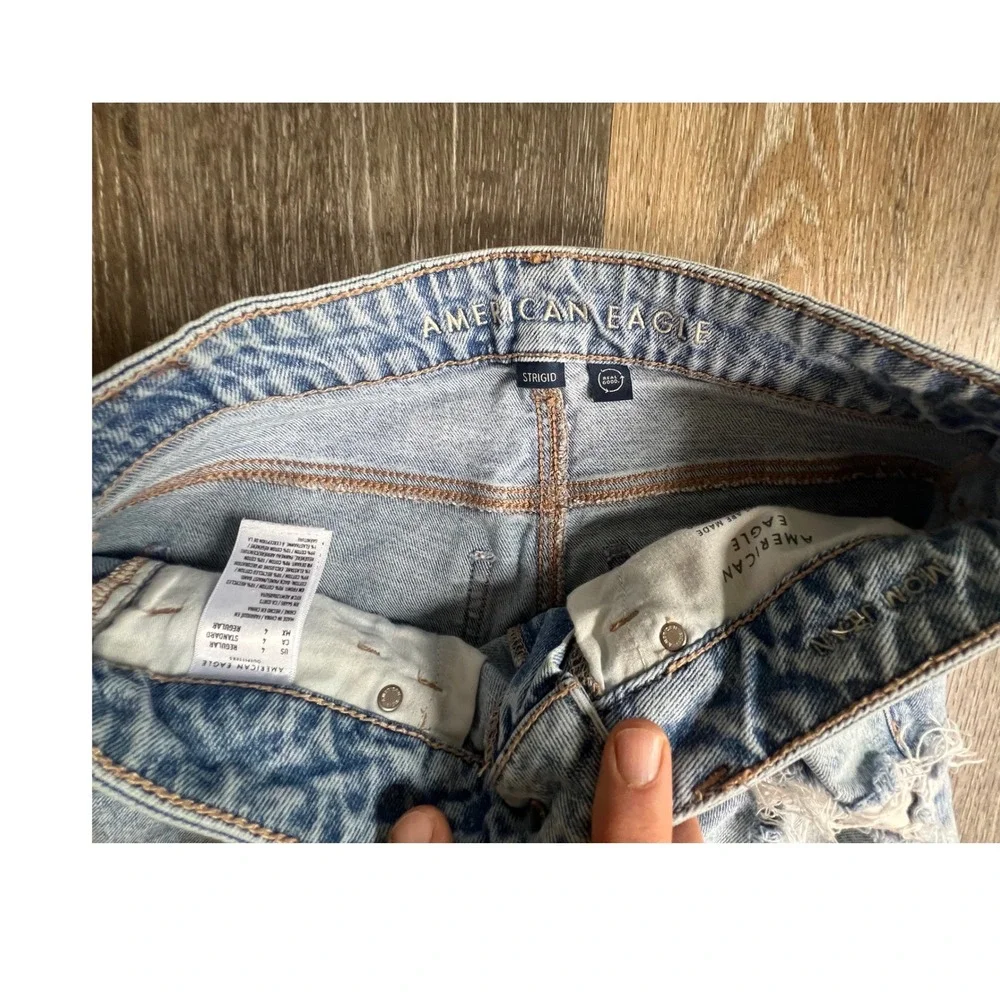 American Eagle Mom Jeans Women 4 Light Wash Distressed Strigid High Rise Frayed
